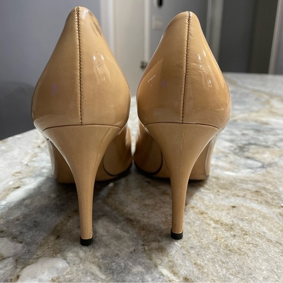 Stuart Weitzman Beige Nude Patent Leather Peep Toe Pump Women’s Size 8.5 - Picture 9 of 13